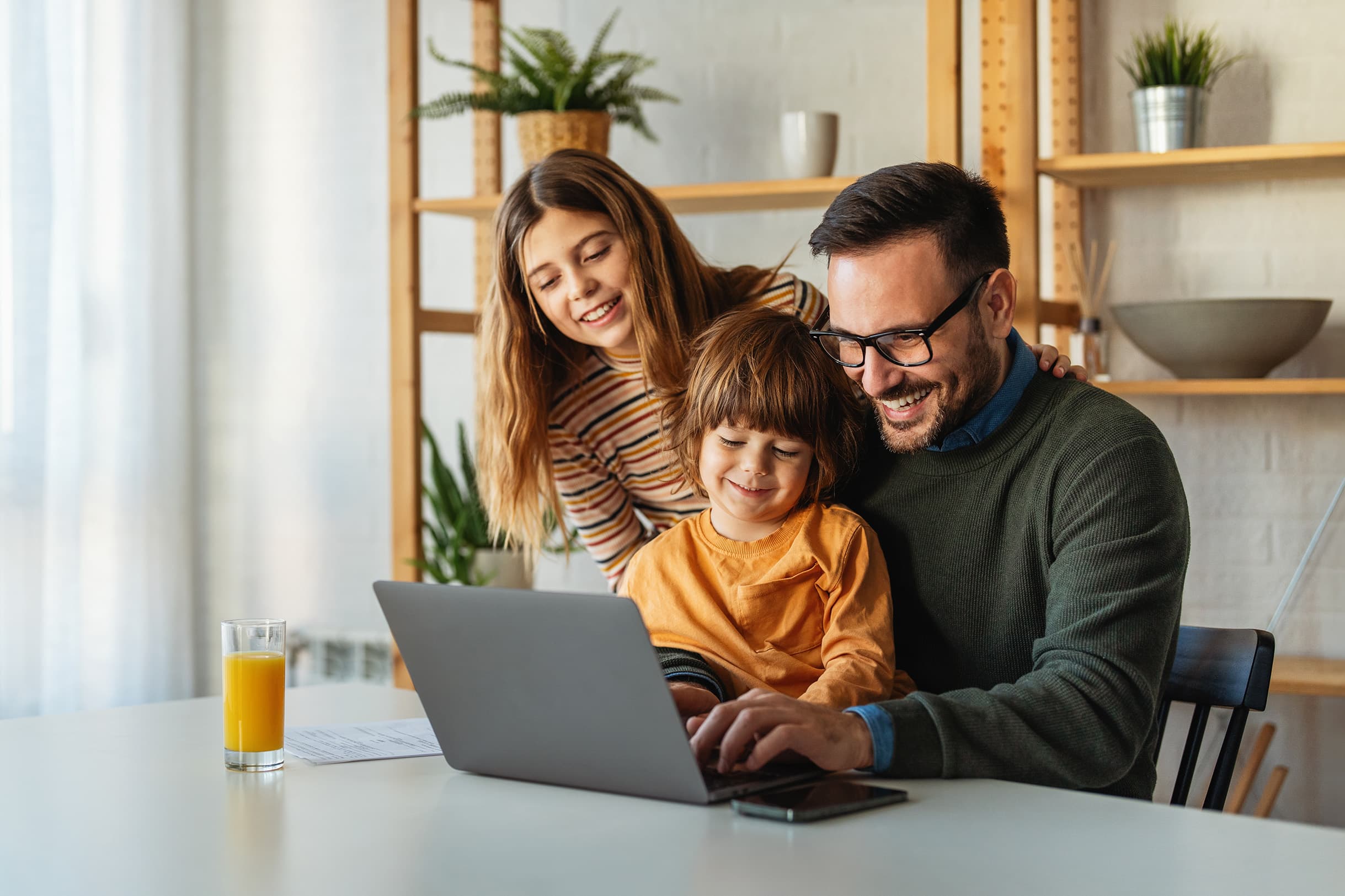 Familie bei der Solar-Beratung zu Hause
